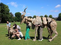 Boneka Hewan Raksasa Kampanyekan Perubahan Iklim