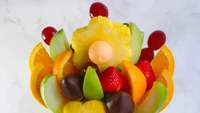 Bingung cara menyajikan buah saat menjamu tamu? Buket dari buah potong ini dapat menjadi ide untuk sajian yang cantik dan menarik perhatian. Foto: Confirm Good
