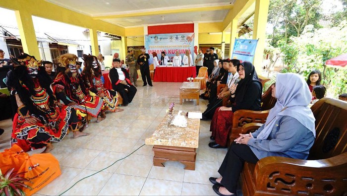 Bupati Banyuwangi Ipuk Fiestiandani melihat langsung keahlian para pasien ODGJ di puskesmas jiwa