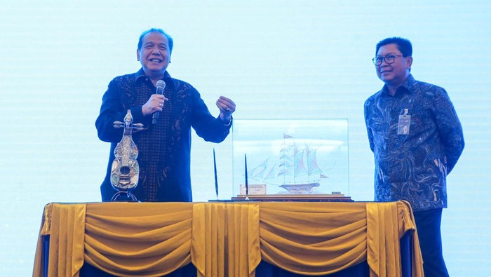 Chairman CT Corp Chairul Tanjung dan Direktur Utama Bank Mandiri Darmawan Junaidi pada penandatanganan nota kesepahaman (MoU)  pemanfaatan layanan perbankan kepada ekosistem CT Corp di Jakarta, Jumat (28/6).