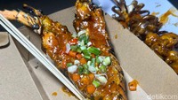 Lobster dibalut bumbu pedas gurih. Untuk tingkat kepedasannya bisa request.