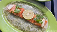 Rak Thai juga punya menu Salmon Yum (Rp 65.000) yang terbuat dari irisan salmon mentah berbumbu khas Thailand yang asam segar.