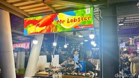 Saat masuk, kamu akan melihat gerai Mr Lobster yang menyajikan lobster serta oyster bakar. Proses pemanggangannya membuat siapapun yang melihat jadi ngiler!