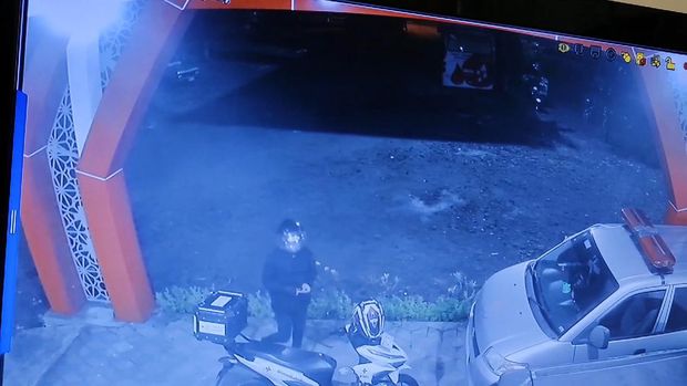 Cuplikan rekaman CCTV detik-detik pencurian motor Bloodjeck di PMI Mojokerto.