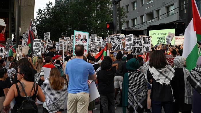 Demo Bela Palestina Warnai Debat Perdana Pilpres AS Pro-Palestinian protesters rally, amid the Israel-Hamas conflict, on the day of the first 2024 presidential debate between Democratic presidential candidate U.S. President Joe Biden and Republican presidential candidate former U.S. President Donald Trump in Atlanta, Georgia, U.S., June 27, 2024. REUTERS/Megan Varner REFILE - QUALITY REPEAT