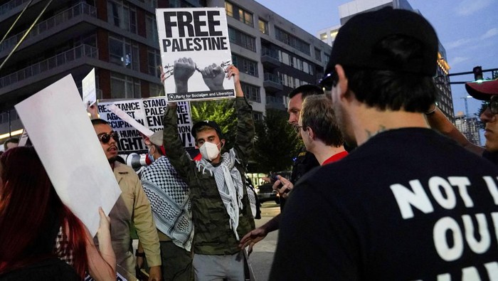 Demo Bela Palestina Warnai Debat Perdana Pilpres AS Pro-Palestinian protesters rally, amid the Israel-Hamas conflict, on the day of the first 2024 presidential debate between Democratic presidential candidate U.S. President Joe Biden and Republican presidential candidate former U.S. President Donald Trump in Atlanta, Georgia, U.S., June 27, 2024. REUTERS/Megan Varner REFILE - QUALITY REPEAT