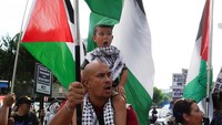Ketika Hamas menyerbu Israel selatan pada 7 Oktober 2023, mereka membunuh sekitar 1.200 orang dan menyandera lebih dari 250 orang, menurut catatan pihak Israel. Sementara, serangan Israel di Gaza telah menewaskan 37.658 orang dan melukai puluhan ribu orang lainnya, berdasar data otoritas kesehatan yang dikuasai Hamas.