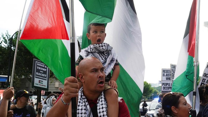 Demo Bela Palestina Warnai Debat Perdana Pilpres AS Pro-Palestinian protesters rally, amid the Israel-Hamas conflict, on the day of the first 2024 presidential debate between Democratic presidential candidate U.S. President Joe Biden and Republican presidential candidate former U.S. President Donald Trump in Atlanta, Georgia, U.S., June 27, 2024. REUTERS/Megan Varner REFILE - QUALITY REPEAT