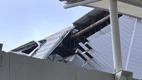 Atap kanopi yang ambruk ini berada di terminal keberangkatan Bandara Internasional Indira Gandhi New Delhi.