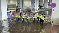 Hujan juga menimbulkan genangan di bandara tersebut.