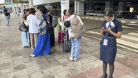 Ambruknya atap bandara mengakibatkan aktivitas penerbangan terganggu.