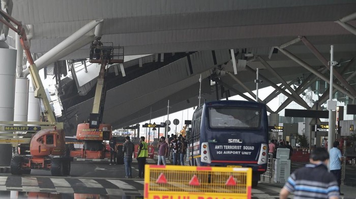 Hujan deras telah mengguyur New Delhi, India, Jumat (28/6/2024). Hujan deras itu membuat atap Bandara Internasional Indira Gandhi New Delhi ambruk.