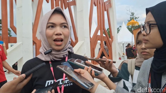 Direktur Proyek Samota Enduro Gemilang (SEG) Diaz Rahma Irhani saat diwawancarai awak media, Jumat (28/6/2024). (Nathea Citra/detikBali)