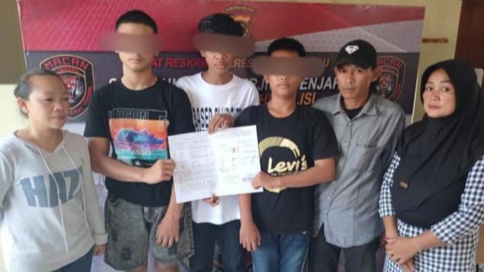 Dua pelaku pengeroyokan serta korban lakukan perdamaian.