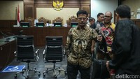 Syahrul Yasin Limpo dituntut hukuman 12 tahun penjara dalam kasus gratifikasi dan memeras anak buahnya dengan total Rp 44,2 miliar. 