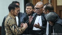 Jaksa menuntut SYL membayar denda Rp 500 juta. Apabila denda tak dibayar, diganti dengan 6 bulan kurungan. 