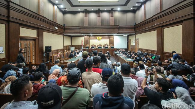 Ekspresi SYL Usai Dituntut 12 Tahun Penjara