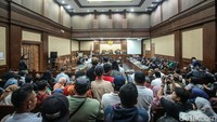 Jaksa pun menuntut SYL membayar uang pengganti sesuai jumlah yang diterimanya, yakni Rp 44,2 miliar dan USD 30 ribu. 