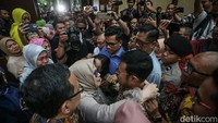 Jaksa juga menuntut uang yang disita dari rumah dinas SYL, uang yang dikirim SYL ke rekening penampungan KPK, uang yang dikembalikan Ahmad Sahroni, Fraksi NasDem DPR RI, Nayunda Nabila, Indira Chunda Thita, hingga Kemal Redindo dimasukkan ke rekening penampungan KPK. 