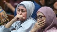 Keluarga para terdakwa tampak menangis. 