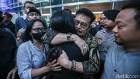 Mantan Menteri Pertanian (Mentan) Syahrul Yasin Limpo (SYL) memeluk kerabatnya usai mengikuti sidang tuntutan di Pengadilan Negeri Tindak Pidana Korupsi (PN Tipikor) Jakarta, Jumat (28/6/2024). 