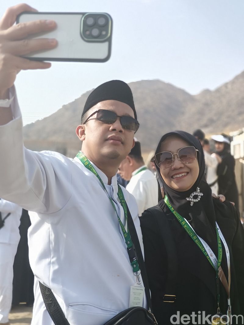 Eric Saputra dan dr Fajriah Suliestyoreni, jemaah haji Maktour.