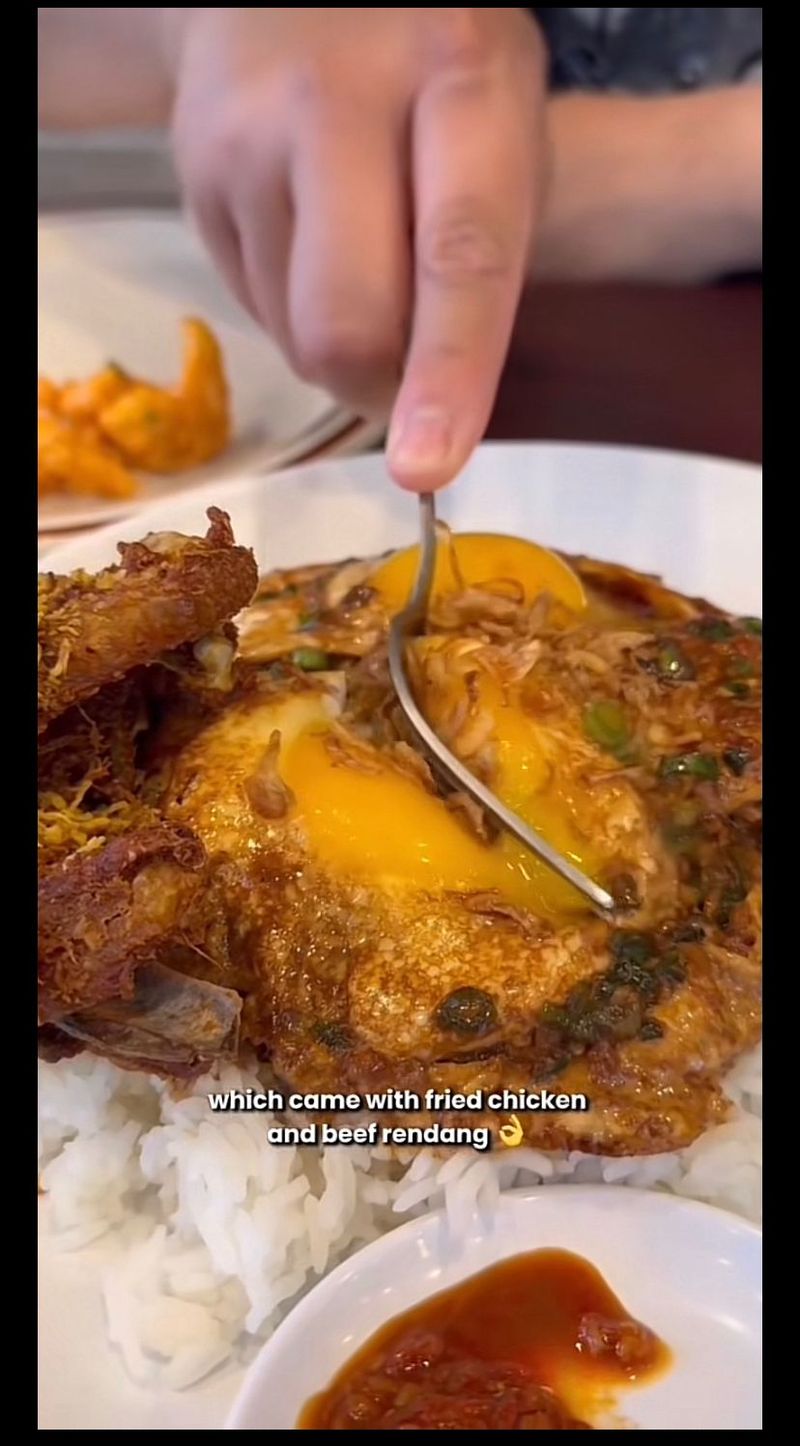Food Vlogger Ini Cicip Nasi Telur di Resto Indonesia Ternama di New York