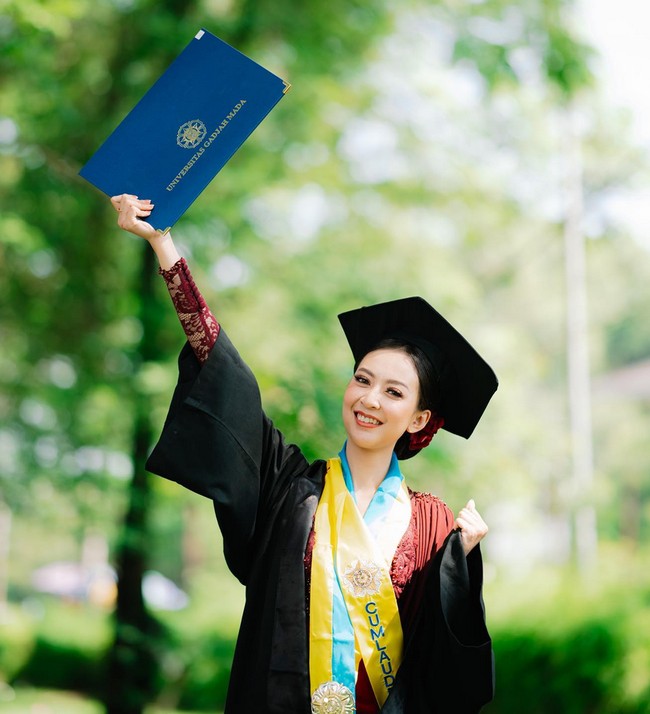 Dea juga menerangkan reaksi kedua orang tuanya ketika mengetahui rencananya untuk bekerja di Australia sebagai petugas kebersihan. Reaksi orang tuaku sebetulnya surprised but not shocked karena dari dulu aku memang bocah yang suka jalan-jalan. Kuliah nggak mau di kota asal, maunya di luar kota, kenangnya. Setelah lulus kuliah, Dea mengaku sudah merantau sendiri ke Yogyakarta. Pada 2021 dia juga sempat merantau untuk bekerja di Jakarta. Dan orang tuaku, juga tahu aku pengen kerja di luar negeri. Jadi, mereka turut senang meskipun saat itu almarhum papaku agak khawatir, tapi akhirnya aku bisa meyakinkan mama dan papaku untuk merantau sendiri di Australia, ujarnya gigih. Foto: Dok. Instagram @dearaleyden.