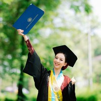 Dea juga menerangkan reaksi kedua orang tuanya ketika mengetahui rencananya untuk bekerja di Australia sebagai petugas kebersihan. Reaksi orang tuaku sebetulnya surprised but not shocked karena dari dulu aku memang bocah yang suka jalan-jalan. Kuliah nggak mau di kota asal, maunya di luar kota, kenangnya. Setelah lulus kuliah, Dea mengaku sudah merantau sendiri ke Yogyakarta. Pada 2021 dia juga sempat merantau untuk bekerja di Jakarta. Dan orang tuaku, juga tahu aku pengen kerja di luar negeri. Jadi, mereka turut senang meskipun saat itu almarhum papaku agak khawatir, tapi akhirnya aku bisa meyakinkan mama dan papaku untuk merantau sendiri di Australia, ujarnya gigih. Foto: Dok. Instagram @dearaleyden.