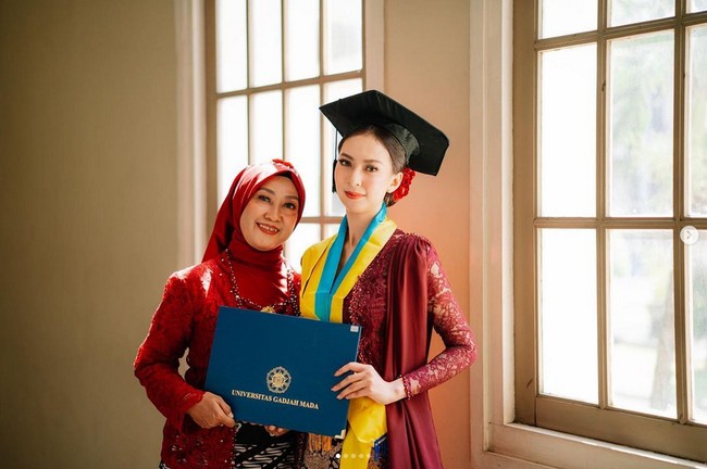 Saat ini, Dea tinggal di Perth, Australia. Dia mengungkapkan ide awal bekerja sebagai petugas kebersihan disarankan oleh temannya yang lebih dulu ke Australia dengan WHV atau Work Holiday Visa. Aku mulai punya ide kerja di Australia awal tahun 2022, karena ada salah satu teman kerja ku yang menyarankanku untuk ikut WHV. Saat itu posisinya aku masih kuliah di UGM sambil bekerja di salah satu hotel bintang lima di Yogyakarta, lanjut Dea. Hingga akhrinya aku mulai research sendiri, dan baru mendapatkan surat dukungan WHV dari ditjen imigrasi di bulan November 2022. Untuk Visa WHV ku sendiri, baru aku dapatkan bulan February 2023. Dan aku baru berangkat ke Australia akhir bulan Mei 2023, lanjutnya lagi. Foto: Dok. Instagram @dearaleyden.