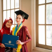 Saat ini, Dea tinggal di Perth, Australia. Dia mengungkapkan ide awal bekerja sebagai petugas kebersihan disarankan oleh temannya yang lebih dulu ke Australia dengan WHV atau Work Holiday Visa. Aku mulai punya ide kerja di Australia awal tahun 2022, karena ada salah satu teman kerja ku yang menyarankanku untuk ikut WHV. Saat itu posisinya aku masih kuliah di UGM sambil bekerja di salah satu hotel bintang lima di Yogyakarta, lanjut Dea. Hingga akhrinya aku mulai research sendiri, dan baru mendapatkan surat dukungan WHV dari ditjen imigrasi di bulan November 2022. Untuk Visa WHV ku sendiri, baru aku dapatkan bulan February 2023. Dan aku baru berangkat ke Australia akhir bulan Mei 2023, lanjutnya lagi. Foto: Dok. Instagram @dearaleyden.