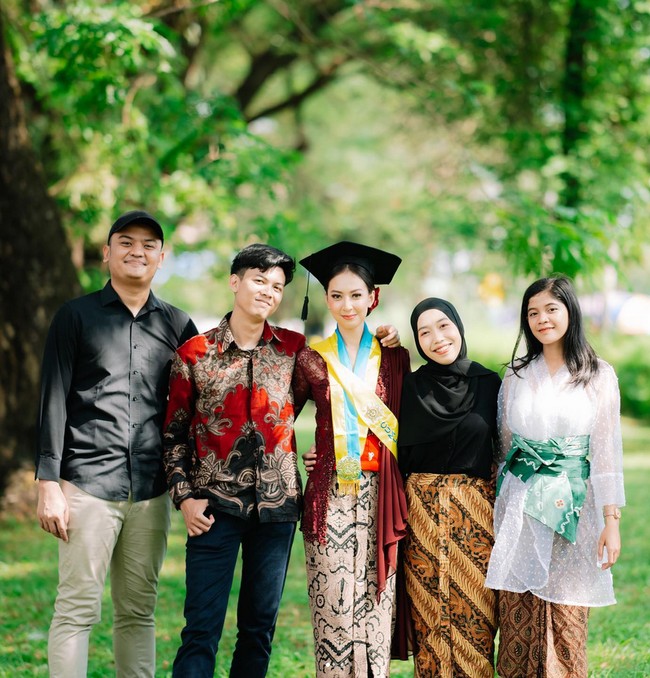 Anak kedua dari dua bersaudara ini mengungkapkan sudah lama ingin bekerja di luar negeri. Karena aku memang ingin kerja di luar negeri sejak lama, sejak aku lulus SMA, Oleh karena itu, aku ambil jurusan Pariwisata dan menekuni bidang perhotelan, karena aku pengen kerja di luar negeri, ucapnya. Pada 2021, Dea sudah coba untuk melamar kerja di UAE tapi terkendala visa. Hingga akhrinya ia tahu ada visa WHV ke Australia yang bisa diurusnya sendiri. Aku juga bisa dapat kesempatan untuk bekerja sambil berlibur di sana, jadi akhirnya aku milih untuk ke Australia, ujarnya lega. Foto: Dok. Instagram @dearaleyden.