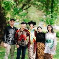 Anak kedua dari dua bersaudara ini mengungkapkan sudah lama ingin bekerja di luar negeri. Karena aku memang ingin kerja di luar negeri sejak lama, sejak aku lulus SMA, Oleh karena itu, aku ambil jurusan Pariwisata dan menekuni bidang perhotelan, karena aku pengen kerja di luar negeri, ucapnya. Pada 2021, Dea sudah coba untuk melamar kerja di UAE tapi terkendala visa. Hingga akhrinya ia tahu ada visa WHV ke Australia yang bisa diurusnya sendiri. Aku juga bisa dapat kesempatan untuk bekerja sambil berlibur di sana, jadi akhirnya aku milih untuk ke Australia, ujarnya lega. Foto: Dok. Instagram @dearaleyden.