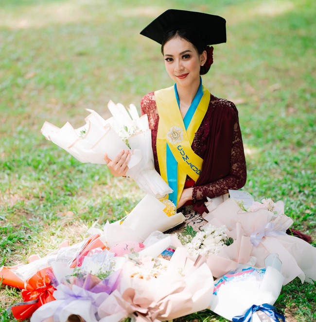 Dea menyarankan siapapun yang ingin mencoba bekerja di luar negeri, tentukan tujuan yang jelas. Menurutnya jangan pergi bekerja ke luar negeri hanya karena tergiur melihat orang lain Harus pintar dan teliti mencari informasi yang benar dan fakta di lapangan. Dan harus mempersiapkan diri dengan kemungkinan terburuk yang bisa terjadi, karena kita tidak pernah tahu apa yang akan terjadi. Aku hanya ingin menyampaikan, kalian bisa mengurus visa WHV sendiri, tapi memang harus ekstra untuk mencari tahu apa aja yang dibutuhkan dan dipersiapkan, dan kalian bisa melihat syarat visa secara resmi di Instagram ditjen imigrasi ataupun website imigrasi Australia. Its not gonna be easy but for its worth it. Semangat untuk teman -teman di manapun kalian berada, tuturnya panjang lebar. Foto: Dok. Instagram @dearaleyden.