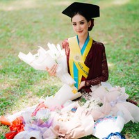 Dea menyarankan siapapun yang ingin mencoba bekerja di luar negeri, tentukan tujuan yang jelas. Menurutnya jangan pergi bekerja ke luar negeri hanya karena tergiur melihat orang lain Harus pintar dan teliti mencari informasi yang benar dan fakta di lapangan. Dan harus mempersiapkan diri dengan kemungkinan terburuk yang bisa terjadi, karena kita tidak pernah tahu apa yang akan terjadi. Aku hanya ingin menyampaikan, kalian bisa mengurus visa WHV sendiri, tapi memang harus ekstra untuk mencari tahu apa aja yang dibutuhkan dan dipersiapkan, dan kalian bisa melihat syarat visa secara resmi di Instagram ditjen imigrasi ataupun website imigrasi Australia. Its not gonna be easy but for its worth it. Semangat untuk teman -teman di manapun kalian berada, tuturnya panjang lebar. Foto: Dok. Instagram @dearaleyden.