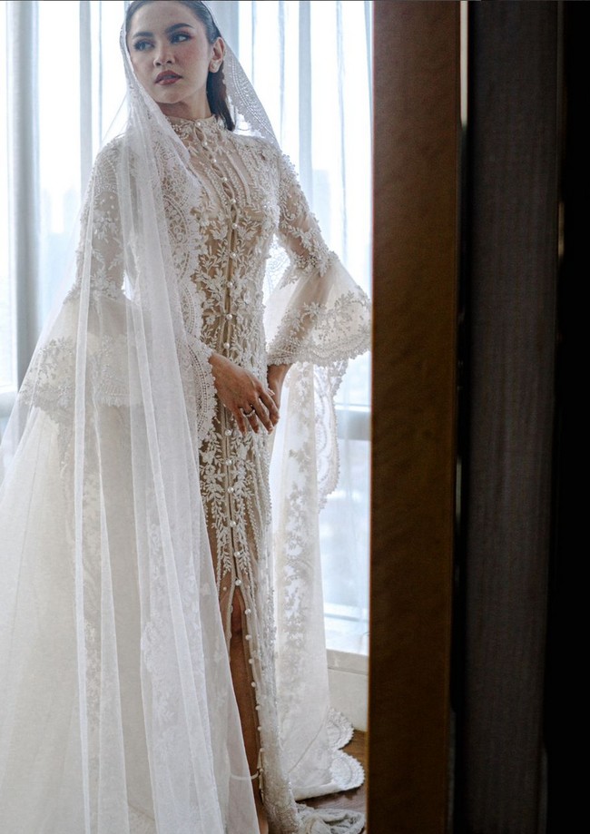 Dirancang mewah, bridal robe tetap harus memperhatikan fungsinya yakni memberikan kenyamanan, kemudahan dalam berganti pakaian. Bridal robe mewah Mahalini ini datang dari koleksi Monica Ivena. Foto: Instagram