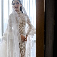 Dirancang mewah, bridal robe tetap harus memperhatikan fungsinya yakni memberikan kenyamanan, kemudahan dalam berganti pakaian. Bridal robe mewah Mahalini ini datang dari koleksi Monica Ivena. Foto: Instagram
