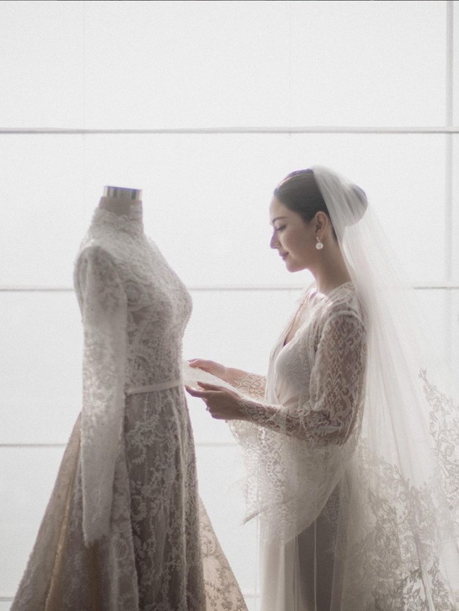 Saat persiapan pernikahan di pagi hari, penting bagi calon pengantin untuk merasa nyaman dan santai. Di sinilah fungsi bridal robe. Ini penampilan Jessica Mila berbalut bridal robe dari Intimate by Bramanta Wijaya. Foto: Instagram