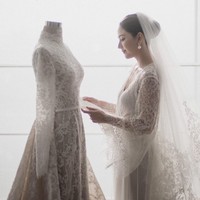 Saat persiapan pernikahan di pagi hari, penting bagi calon pengantin untuk merasa nyaman dan santai. Di sinilah fungsi bridal robe. Ini penampilan Jessica Mila berbalut bridal robe dari Intimate by Bramanta Wijaya. Foto: Instagram