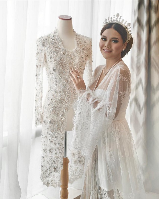 Selain memberi rasa nyaman dan kemudahan, bridal robe juga menambah estetika acara secara keseluruhan. Seperti yang dikenakan Aurel Hermansyah saat persiapan akad nikah, bridal robe dari koleksi M&M Atelier. Foto: Instagram