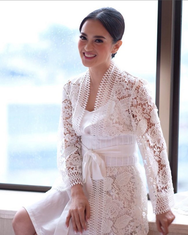 Ririn Ekawati memilih bridal robe pendek bergaya kimono yang cantik sekaligus praktis, datang dari koleksi M&M Atelier. Foto: Instagram