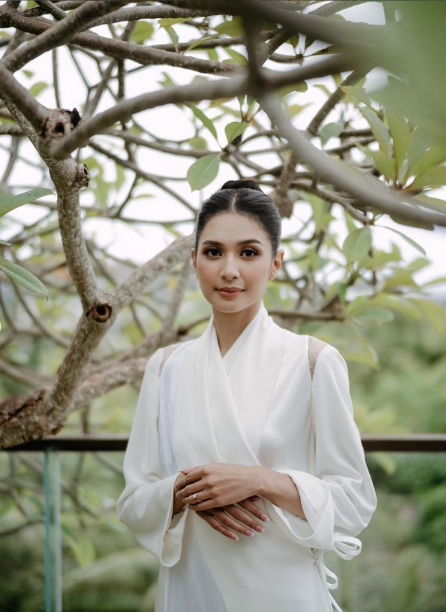 Bridal robe hadir dalam berbagai gaya, mulai dari gau panjang menyentuh lantai hingga jubah bergaya kimono. Mikha Tambayong memilih bridal robe simple dari Jeffry Tan. Foto: Instagram