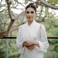 Bridal robe hadir dalam berbagai gaya, mulai dari gau panjang menyentuh lantai hingga jubah bergaya kimono. Mikha Tambayong memilih bridal robe simple dari Jeffry Tan. Foto: Instagram