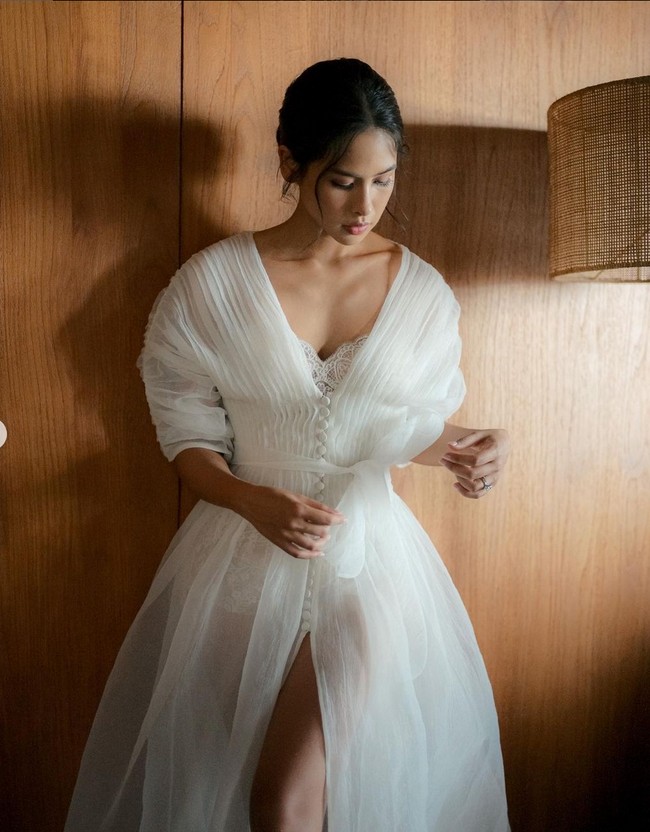Bridal robe juga menutupi tubuh dan kesopanan saat bersiap, terutama jika ruangan rias dipenuhi banyak orang seperti keluarga dan kerabat yang juga sedang bersiap-siap. Maudy Ayunda memakai bridal robe dari Hian Tjen. Foto: Instagram