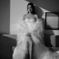 Bridal robe memungkinkan kamu leluasa bergerak dan nyaman saat menata rambut dan wajah, tanpa khawatir merusak gaun pengantin. Eva Celia, mengenakan bridal robe beraksen bulu karya Hian Tjen. Foto: Instagram