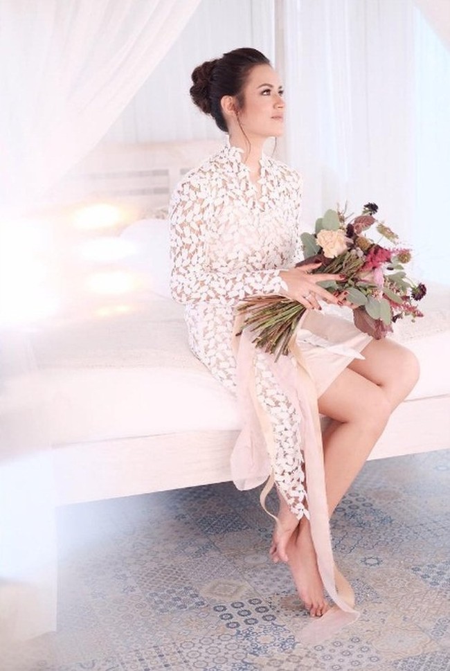 Bridal robe juga bisa terbuat dari berbagai pilihan material yang masing-masing memiliki tekstur dan nuansa uniknya sendiri. Mulai dari lace, satin, tulle, organza hingga sutera. Raisa memilih bridal robe berbahan lace dengan bordiran bunga dari M&M Atelier. Foto: Instagram