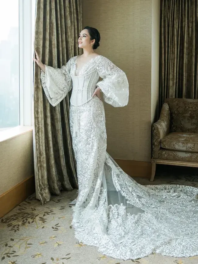 Terkadang, bridal robe tampil tak kalah mewah dari busana pengantin. Seperti bridal robe yang dikenakan Chelsea Islan karya Monica Ivena. Foto: Instagram