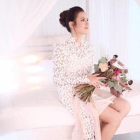 Bridal robe juga bisa terbuat dari berbagai pilihan material yang masing-masing memiliki tekstur dan nuansa uniknya sendiri. Mulai dari lace, satin, tulle, organza hingga sutera. Raisa memilih bridal robe berbahan lace dengan bordiran bunga dari M&M Atelier. Foto: Instagram