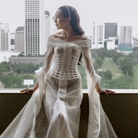 Bridal robe dapat menjadi busana yang praktis sekaligus stylish untuk bersiap-siap di hari pernikahan. Biasanya dikenakan saat makeup dan menata rambut. Ini gaya Beby Tsabina dengan bridal robe karya Monica Ivena. Foto: Instagram