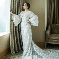 Terkadang, bridal robe tampil tak kalah mewah dari busana pengantin. Seperti bridal robe yang dikenakan Chelsea Islan karya Monica Ivena. Foto: Instagram